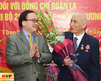 Bí thư Thành ủy Hoàng Trung Hải trao Huy hiệu Đảng cho đảng viên lão thành quận Thanh Xuân